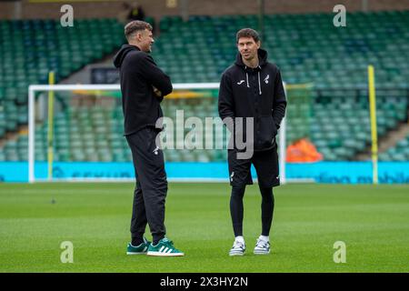 Christian Fassnacht di Norwich City e Sydney van Hooijdonk di Norwich City hanno visto una conversazione prima della partita del Campionato Sky Bet tra Norwich City e Swansea City a Carrow Road, Norwich, sabato 27 aprile 2024. (Foto: David Watts | mi News) crediti: MI News & Sport /Alamy Live News Foto Stock