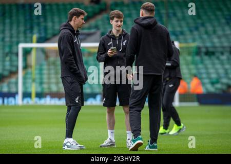 Kellen Fisher di Norwich City è visto parlare con Christian Fassnacht di Norwich City e Sydney van Hooijdonk di Norwich City prima della partita del Campionato Sky Bet tra Norwich City e Swansea City a Carrow Road, Norwich, sabato 27 aprile 2024. (Foto: David Watts | mi News) crediti: MI News & Sport /Alamy Live News Foto Stock