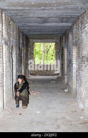 KIEV, UCRAINA - 13 aprile 2024: Donna civile Ucraina pratica con arma durante l'addestramento per le donne focalizzata sull'uso di armi e kit medico di combattimento in mezzo all'invasione russa dell'Ucraina Foto Stock