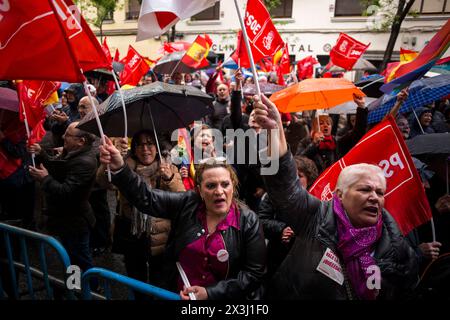 Madrid, Madrid, Spagna. 27 aprile 2024. Manifestanti con bandiere del Partito Socialista Operaio spagnolo (PSOE) e striscioni, durante una manifestazione in via Ferraz a Madrid, a sostegno e chiedendo a Pedro Sanchez di continuare a ricoprire la carica di presidente del governo.Pedro Sanchez, dopo aver annullato la sua agenda pubblica per quattro giorni e aver riflettuto sulla sua continuità come capo dell'esecutivo. Il Comitato Federale del Partito Socialista Operaio spagnolo (PSOE) ha tenuto una riunione e una manifestazione nella sua sede nazionale in via Ferraz a Madrid per mostrare sostegno al segretario generale del partito e. Foto Stock