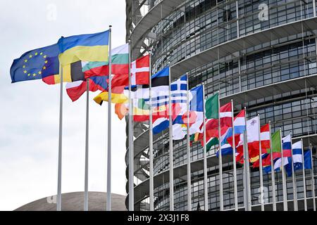 Flaggen der EU-Staaten und der Ukraine sowie die EU-Flagge wehen vor dem EU-Parlament a Straßburg. Straßburg, 25.04.2024 Grand Est Frankreich *** Bandiere degli stati membri dell'UE e dell'Ucraina, nonché la bandiera dell'UE sventolano davanti al Parlamento europeo a Strasburgo, 25 04 2024 Grand Est France Copyright: XDwixAnoraganingrumx Foto Stock