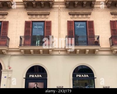 Italia, Palermo - 11 aprile 2024: Boutique Prada nell'edificio dell'hotel Politeama Foto Stock