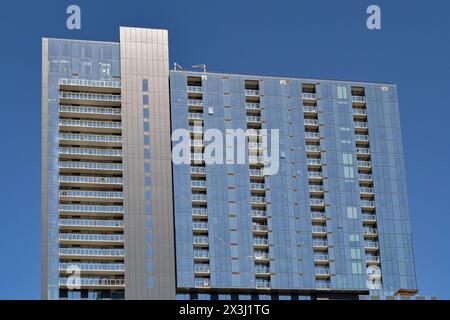 Austin, Texas, USA - 9 febbraio 2023: Vista esterna di un blocco di appartamenti nel centro di Austin Foto Stock