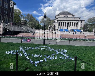 New York, Stati Uniti. 26 aprile 2024. I sostenitori pro-Israele piazzarono bandiere fuori dalla Columbia University vicino all'accampamento della tenda pro-Palestina alla Columbia University il 26 aprile 2024 a New York, New York, Stati Uniti. (Foto di Robyn Stevens Brody/Sipa USA) credito: SIPA USA/Alamy Live News Foto Stock