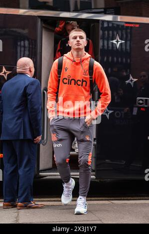 Adam Wharton del Crystal Palace arriva in vista della partita di Premier League tra il Fulham e il Crystal Palace al Craven Cottage, Londra, Inghilterra, il 27 aprile 2024. Foto di Grant Winter. Solo per uso editoriale, licenza richiesta per uso commerciale. Non utilizzare in scommesse, giochi o pubblicazioni di singoli club/campionato/giocatori. Crediti: UK Sports Pics Ltd/Alamy Live News Foto Stock