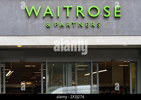 Londra, Inghilterra, Regno Unito - 27 giugno 2023: Ingresso a una filiale del supermercato Waitrose nel centro di Londra Foto Stock