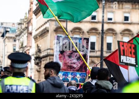 Glasgow, Regno Unito. 27 aprile 2024. Manifestanti che partecipano a una marcia silenziosa per commemorare i sei mesi di guerra a Gaza e per fare campagna a nome di tutte le vite perse, organizzata dal Comitato di emergenza genocidio di Gaza a Glasgow il 27 aprile 2024 © Chantal Guevara, tutti i diritti riservati. Crediti: Chantal Guevara/Alamy Live News Foto Stock