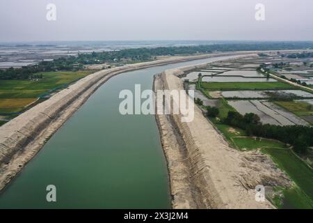 Khulna, Bangladesh - 11 aprile 2024: Il Water Development Board ha ripristinato il normale flusso del fiume dragando il fiume Kapotaksha a Paikgac Foto Stock