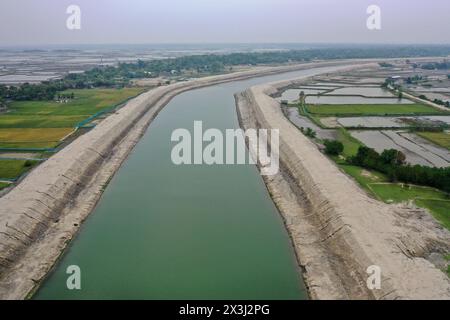 Khulna, Bangladesh - 11 aprile 2024: Il Water Development Board ha ripristinato il normale flusso del fiume dragando il fiume Kapotaksha a Paikgac Foto Stock