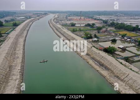 Khulna, Bangladesh - 11 aprile 2024: Il Water Development Board ha ripristinato il normale flusso del fiume dragando il fiume Kapotaksha a Paikgac Foto Stock