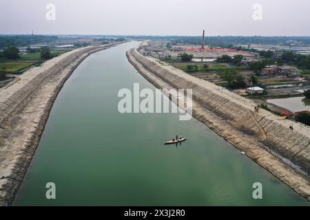 Khulna, Bangladesh - 11 aprile 2024: Il Water Development Board ha ripristinato il normale flusso del fiume dragando il fiume Kapotaksha a Paikgac Foto Stock