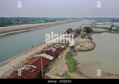 Khulna, Bangladesh - 11 aprile 2024: Il Water Development Board ha ripristinato il normale flusso del fiume dragando il fiume Kapotaksha a Paikgac Foto Stock