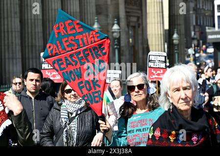 Edimburgo, Scozia, Regno Unito. 27 aprile 2024. Solidarietà dei lavoratori con la Palestina che si riunisce al tumulo. Crediti: Craig Brown/Alamy Live News Foto Stock