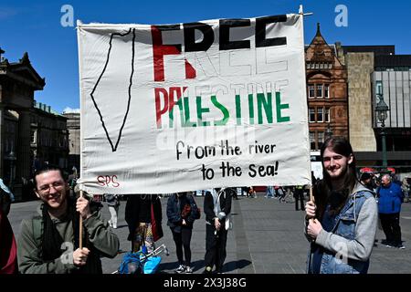 Edimburgo, Scozia, Regno Unito. 27 aprile 2024. Solidarietà dei lavoratori con la Palestina che si riunisce al tumulo. Crediti: Craig Brown/Alamy Live News Foto Stock