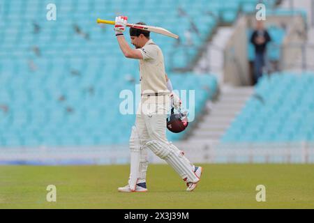 Londra. 27 aprile 2024. Rory Burns (17 Surrey Captain) celebra la vittoria di 100 punti non esauriti durante il secondo giorno del match della County Championship Division One tra Surrey e Hampshire al Kia Oval. Crediti: Matthew Starling / Alamy Live News Foto Stock