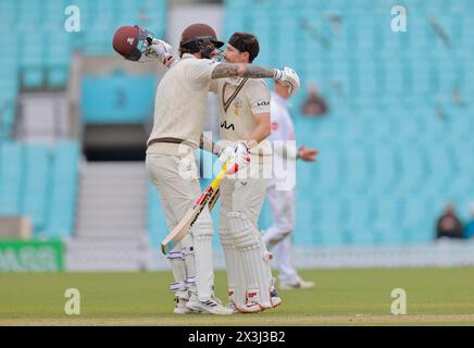 Londra. 27 aprile 2024. Rory Burns (17 Surrey Captain) celebra la vittoria di 100 punti non esauriti durante il secondo giorno del match della County Championship Division One tra Surrey e Hampshire al Kia Oval. Crediti: Matthew Starling / Alamy Live News Foto Stock