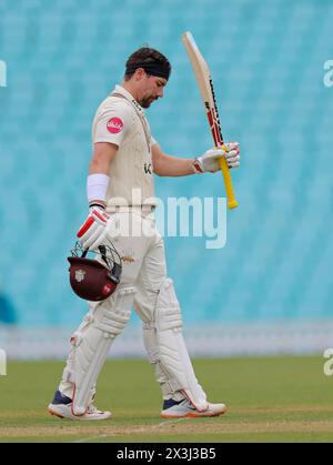Londra. 27 aprile 2024. Rory Burns (17 Surrey Captain) celebra la vittoria di 100 punti non esauriti durante il secondo giorno del match della County Championship Division One tra Surrey e Hampshire al Kia Oval. Crediti: Matthew Starling / Alamy Live News Foto Stock