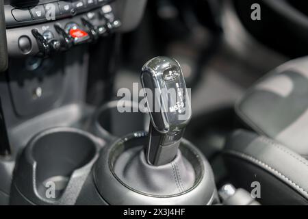 cambio automatico e pulsanti di comando di un'auto moderna. Questa foto dettagliata cattura la precisione ingegneristica e il design ergonomico, mettendo in risalto l'intuito Foto Stock