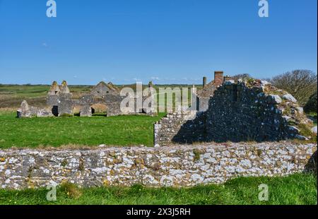 Edificio abbandonato accanto alla Flimston Chapel, Merrion, vicino a Castlemartin, Pembrokeshire, Galles Foto Stock