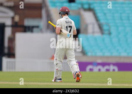 Londra. 27 aprile 2024. Rory Burns (17 Surrey Captain) fu colto da Brad Wheal (58 Hampshire) per 113 punti durante il secondo giorno del County Championship Division One match tra Surrey e Hampshire al Kia Oval. Crediti: Matthew Starling / Alamy Live News Foto Stock