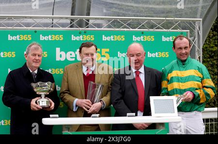 JP McManus (a sinistra) con l'allenatore vincente Nicky Henderson (seconda a sinistra) con il fantino Nico de Boinville (a destra) dopo aver vinto il bet365 Celebration Chase con Jonbon il bet365 Jump finale Day al Sandown Park Racecourse di Esher. Data foto: Sabato 27 aprile 2024. Foto Stock