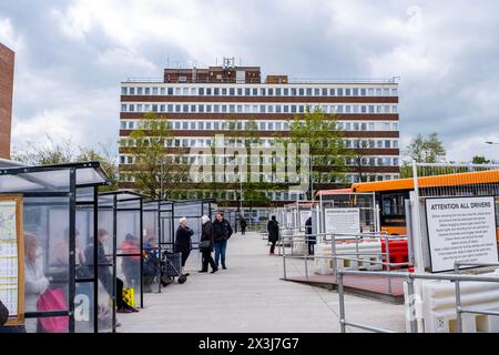 Stazione temporanea degli autobus con Delamere House sullo sfondo nel centro della città di Crewe Cheshire Regno Unito Foto Stock