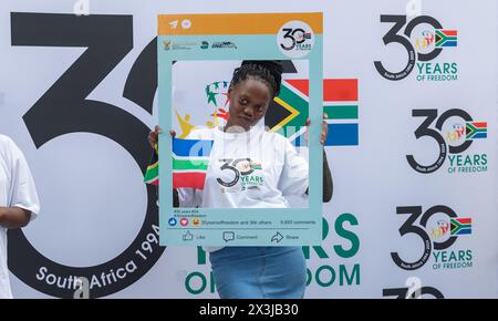 Pretoria, Sudafrica. 27 aprile 2024. Una donna posa per le foto durante una celebrazione per commemorare la giornata della libertà negli edifici sindacali di Pretoria, in Sudafrica, il 27 aprile 2024. Il giorno della libertà, che viene celebrato il 27 aprile di ogni anno, è stato progettato per commemorare le prime elezioni democratiche tenutesi in Sudafrica il 27 aprile 1994, quando chiunque poteva votare indipendentemente dalla razza. Crediti: Zhang Yudong/Xinhua/Alamy Live News Foto Stock