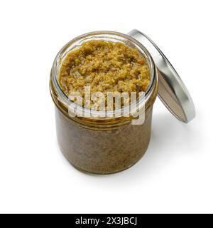 Vaso di vetro con tradizionale tapenade di olive verdi fatte in casa, isolato su sfondo bianco Foto Stock