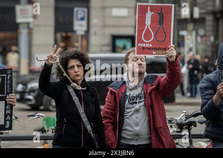 Milano, Italia. 27 aprile 2024. Presidio contro le esecuzioni in Iran, protesta contro l'esecuzione del rapper iraniano Tomaj condannato a morteMilano, Italia - Cronaca sabato, 27 aprile, 2024. (Foto di Marco Ottico/Lapresse) le vie di Milano via Ceresio Milano, Italia - News sabato 27 aprile 2024. (Foto di Marco otto/Lapresse) credito: LaPresse/Alamy Live News Foto Stock