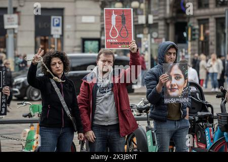 Milano, Italia. 27 aprile 2024. Presidio contro le esecuzioni in Iran, protesta contro l'esecuzione del rapper iraniano Tomaj condannato a morteMilano, Italia - Cronaca sabato, 27 aprile, 2024. (Foto di Marco Ottico/Lapresse) le vie di Milano via Ceresio Milano, Italia - News sabato 27 aprile 2024. (Foto di Marco otto/Lapresse) credito: LaPresse/Alamy Live News Foto Stock