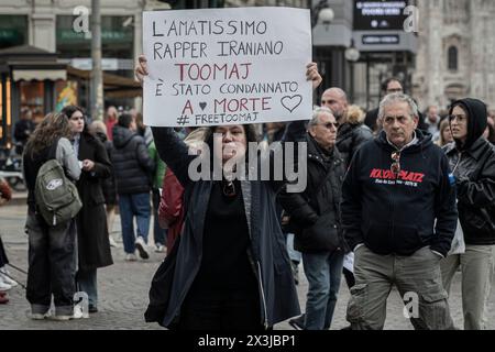 Milano, Italia. 27 aprile 2024. Presidio contro le esecuzioni in Iran, protesta contro l'esecuzione del rapper iraniano Tomaj condannato a morteMilano, Italia - Cronaca sabato, 27 aprile, 2024. (Foto di Marco Ottico/Lapresse) le vie di Milano via Ceresio Milano, Italia - News sabato 27 aprile 2024. (Foto di Marco otto/Lapresse) credito: LaPresse/Alamy Live News Foto Stock