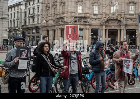 Milano, Italia. 27 aprile 2024. Presidio contro le esecuzioni in Iran, protesta contro l'esecuzione del rapper iraniano Tomaj condannato a morteMilano, Italia - Cronaca sabato, 27 aprile, 2024. (Foto di Marco Ottico/Lapresse) le vie di Milano via Ceresio Milano, Italia - News sabato 27 aprile 2024. (Foto di Marco otto/Lapresse) credito: LaPresse/Alamy Live News Foto Stock