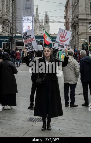 Milano, Italia. 27 aprile 2024. Presidio contro le esecuzioni in Iran, protesta contro l'esecuzione del rapper iraniano Tomaj condannato a morteMilano, Italia - Cronaca sabato, 27 aprile, 2024. (Foto di Marco Ottico/Lapresse) le vie di Milano via Ceresio Milano, Italia - News sabato 27 aprile 2024. (Foto di Marco otto/Lapresse) credito: LaPresse/Alamy Live News Foto Stock