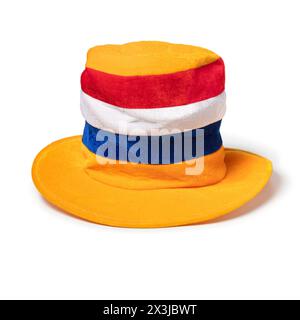 Tradizionale cappello festivo da giorno del re olandese su sfondo bianco da vicino Foto Stock