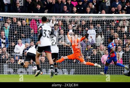 Rodrigo Muniz del Fulham (sinistra, posteriore) segna il suo primo gol ai lati durante la partita di Premier League al Craven Cottage, Londra. Data foto: Sabato 27 aprile 2024. Foto Stock