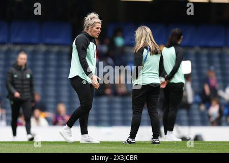 Londra, Regno Unito. 27 aprile 2024. Millie Bright e Erin Cuthbert di Chelsea Women arrivano a terra durante il Womens Champions League semi Final Second Leg match tra Chelsea Women e Barcelona Women allo Stamford Bridge, Londra, Inghilterra, il 27 aprile 2024. Foto di Ken Sparks. Solo per uso editoriale, licenza richiesta per uso commerciale. Non utilizzare in scommesse, giochi o pubblicazioni di singoli club/campionato/giocatori. Crediti: UK Sports Pics Ltd/Alamy Live News Foto Stock