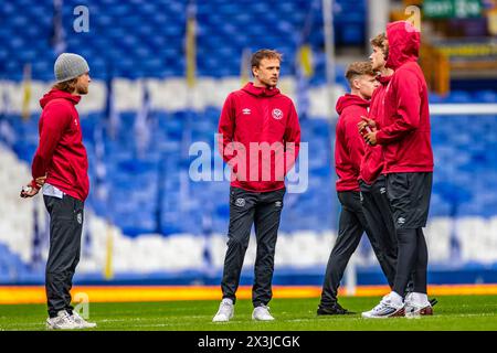 Giocatori del Brentford durante l'ispezione del campo durante la partita di Premier League tra Everton e Brentford a Goodison Park, Liverpool, sabato 27 aprile 2024. (Foto: Mike Morese | mi News) crediti: MI News & Sport /Alamy Live News Foto Stock