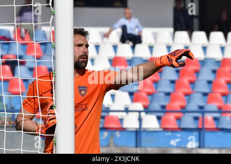 Cosenza, Italia. 27 aprile 2024. Partita di calcio italiano di serie B - Cosenza calcio vs SSC Bari Alessandro Micai durante la partita di calcio italiano di serie B allo stadio San Vito-Marulla il 27 aprile 2024 a Cosenza, Italia. Credito: Agenzia fotografica indipendente/Alamy Live News Foto Stock