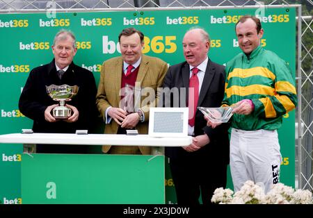 JP McManus (a sinistra) con l'allenatore vincente Nicky Henderson (seconda a sinistra) con il fantino Nico de Boinville (a destra) dopo aver vinto il bet365 Celebration Chase con Jonbon il bet365 Jump finale Day al Sandown Park Racecourse di Esher. Data foto: Sabato 27 aprile 2024. Foto Stock