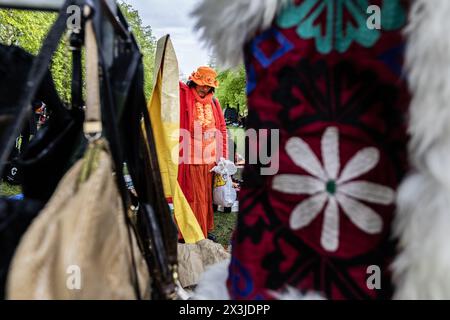 AMSTERDAM - mercato libero sull'Apollolaan durante la celebrazione del giorno del Re. Mentre la famiglia reale visitava Emmen, il King's Day fu celebrato pienamente anche nel resto del paese. ANP EPA PLEVIER netherlands Out - belgio Out Foto Stock