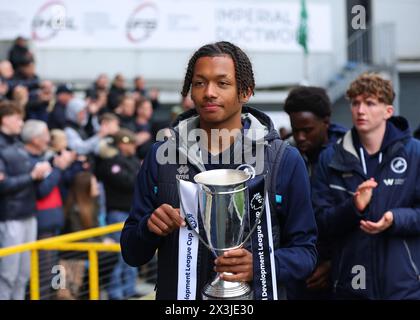 The Den, Bermondsey, Londra, Regno Unito. 27 aprile 2024. EFL Championship Football, Millwall contro Plymouth Argyle; il capitano del Millwall Under-18 Josh Stephenson indossa il trofeo Under-18 Premier League mentre cammina per il Den Stadium all'intervallo Credit: Action Plus Sports/Alamy Live News Foto Stock