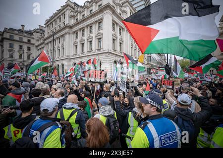 Londra, Regno Unito. 27 aprile 2024. Una protesta di massa pro-Palestina, che chiede un cessate il fuoco ora e di smettere di armare Israele marcia attraverso Waterloo Place. Partendo dalla piazza del Parlamento verso Hyde Park, i manifestanti, a migliaia di persone, continuano a rispondere all'assalto israeliano a Gaza. Crediti: Guy Corbishley/Alamy Live News Foto Stock