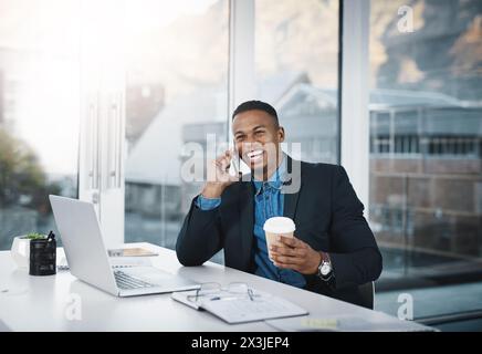 Uomo d'affari, ridendo e telefonando con un caffè per scherzare, discutere o comunicare in ufficio. Felice uomo nero, contabile o dipendente sorridono Foto Stock