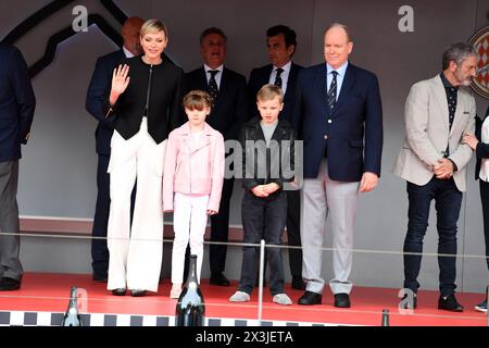 MONTE CARLO, MONACO - APRILE 27: La Principessa Charlene e il Principe Alberto II di Monaco sul podio con i loro figli durante l'e-Prix di Monaco, ottavo round del Campionato del mondo FIA di Formula e 2024 sul circuito di Monaco il 27 aprile 2024 a Monte Carlo, Monaco. Foto Stock