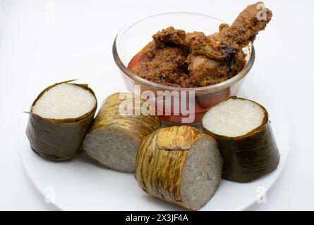 Cibo tradizionale Lemang a base di riso glutinoso, latte di cocco e sale, cucinato in un tubo di bambù scavato ricoperto di foglie di banana per cuocere Foto Stock