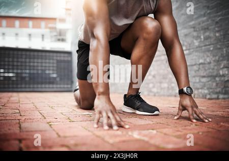 Fitness, Start e uomo nero pronto per la gara, l'allenamento cardio o la corsa in città. Sport, lucentezza delle lenti e atleta runner in outdoor per Foto Stock