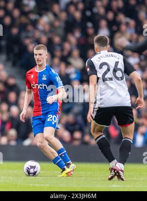 Adam Wharton del Crystal Palace in azione durante la partita di Premier League tra il Fulham e il Crystal Palace al Craven Cottage, Londra, Inghilterra, il 27 aprile 2024. Foto di Grant Winter. Solo per uso editoriale, licenza richiesta per uso commerciale. Non utilizzare in scommesse, giochi o pubblicazioni di singoli club/campionato/giocatori. Crediti: UK Sports Pics Ltd/Alamy Live News Foto Stock