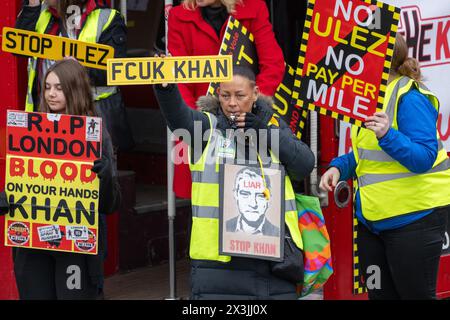 24/04/2024. Londra, Regno Unito. I manifestanti prendono parte a una manifestazione anti-ULEZ a Trafalgar Square contro le accuse ULEZ e il sindaco di Londra Sadiq Khan. Le elezioni Mayoral di Londra si svolgono il 2 maggio e i sondaggi suggeriscono che Sadiq Khan vincerà. Crediti fotografici: Ray Tang Foto Stock