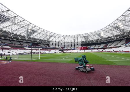 Londra, Regno Unito. 27 aprile 2024. Una telecamera al West Ham United contro Liverpool EPL Match, al London Stadium, Londra, Regno Unito il 27 aprile 2024. Crediti: Paul Marriott/Alamy Live News Foto Stock