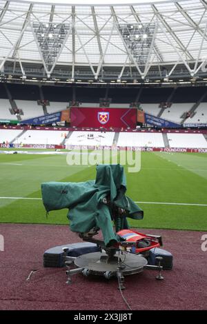 Londra, Regno Unito. 27 aprile 2024. Una telecamera al West Ham United contro Liverpool EPL Match, al London Stadium, Londra, Regno Unito il 27 aprile 2024. Crediti: Paul Marriott/Alamy Live News Foto Stock
